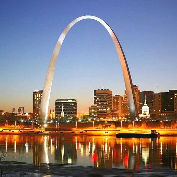 Dos imĂĄgenes exteriores y una del interior de una cĂĄpsula del gateway Arch de San Luis.
1 y 2. Wallpaperbetter CC NC
3. Attractions 360