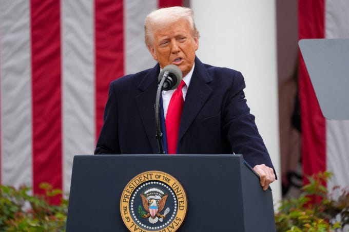 Tổng thống Donald Trump tại Nhà Trắng ngày 2/4. Ảnh: AFP
