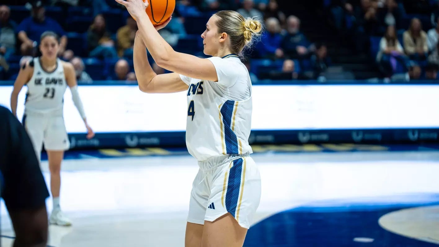 Tova Sabel shoots a three
