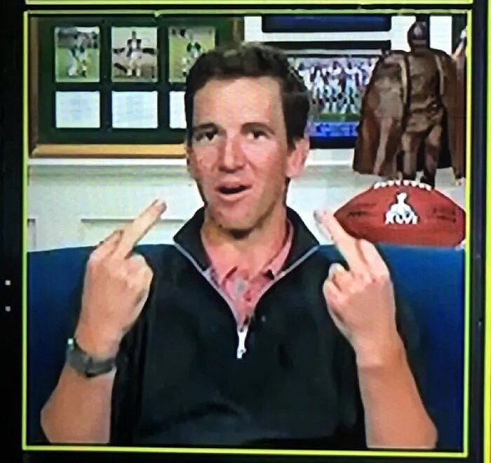 Eli Manning sacando el dedo. Eli Manning sacando el dedo.