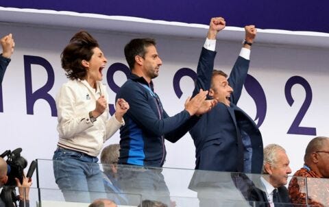 Amélie Oudéa-Castéra, Tony Estanguet et Emmanuel Macron assistent à la finale de rugby à 7 opposant la France aux Fidji lors des Jeux olympiques de Paris, au Stade de France à Saint-Denis, le 27 juillet 2024.