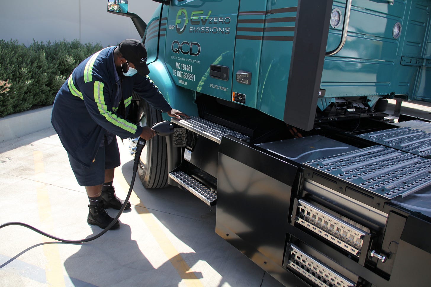 Volvo VNR Electric