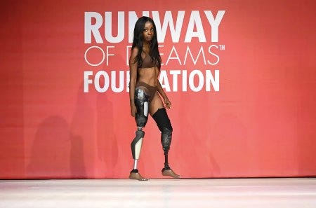 Une femme avec une prothèse de jambe lors du défilé de Victoria's Secret Une femme avec une prothèse de jambe lors du défilé de Victoria's Secret