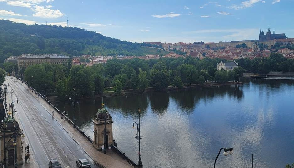 A water way with cars and buildings in the background

AI-generated content may be incorrect.