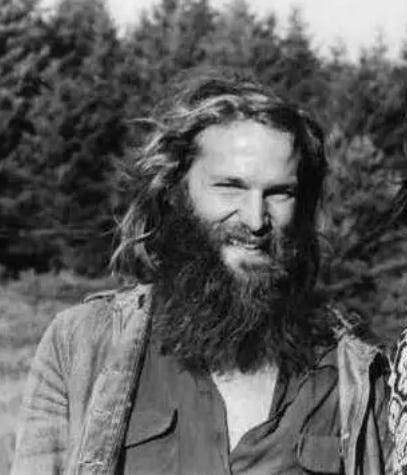 A person with long hair and a beard

AI-generated content may be incorrect.