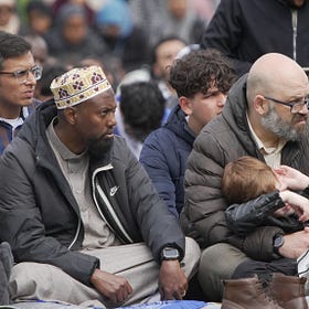 Riksdagsledamot talade vid muslimsk massbön