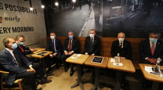 Cumhurbaşkanı Erdoğan ve Bahçeli kafede çay içti Cumhurbaşkanı Erdoğan ve Bahçeli kafede çay içti