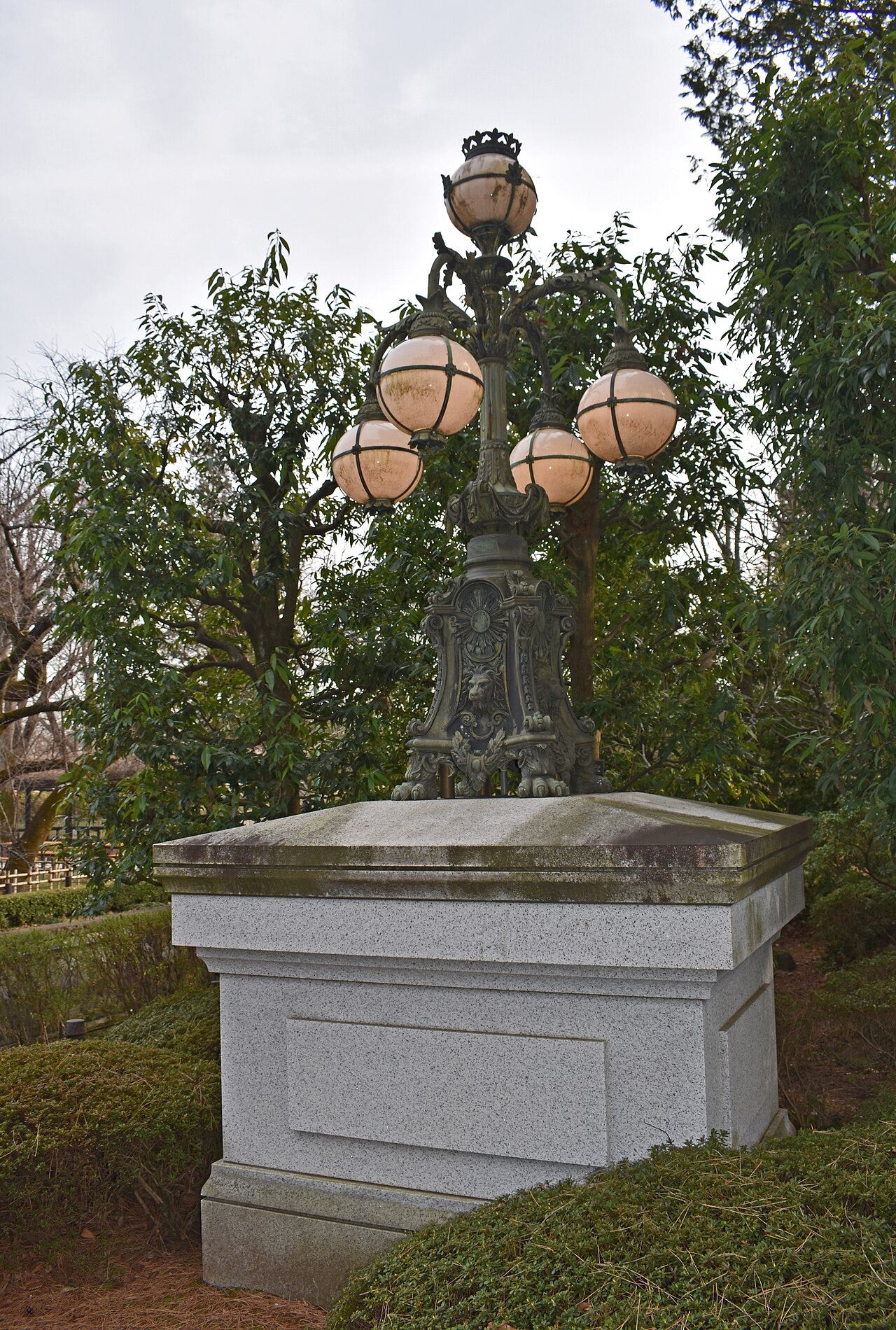 Photo: Ymblanter / Wikimedia Commons (CC BY-SA 4.0) Electric light at the front gate of the Imperial Palace, Edo-Tokyo Open Air Museum, Tokyo
