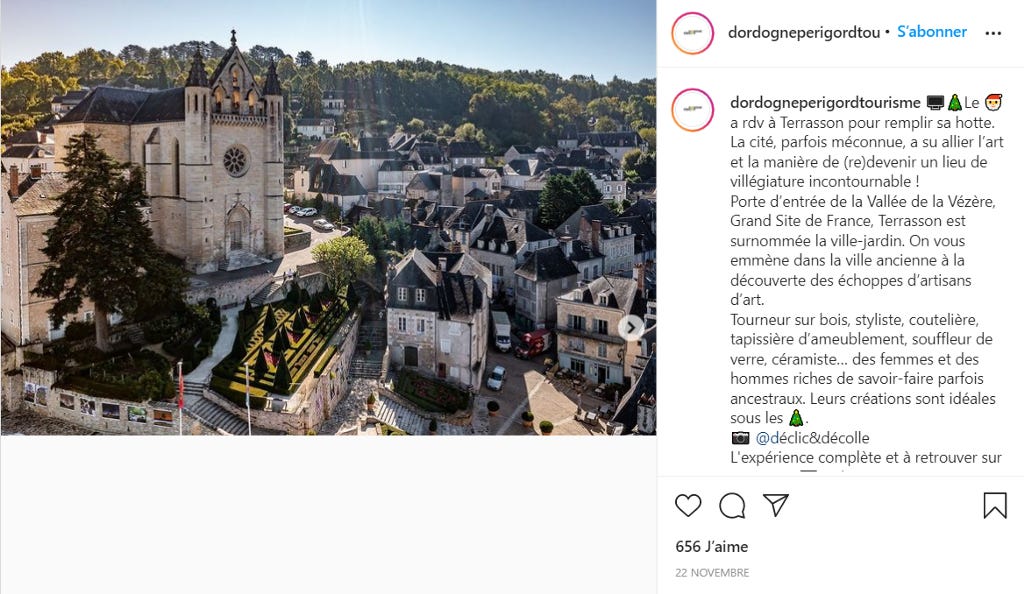 Photo plongeante de la ville de Terrasson, vue sur la cathédrale.