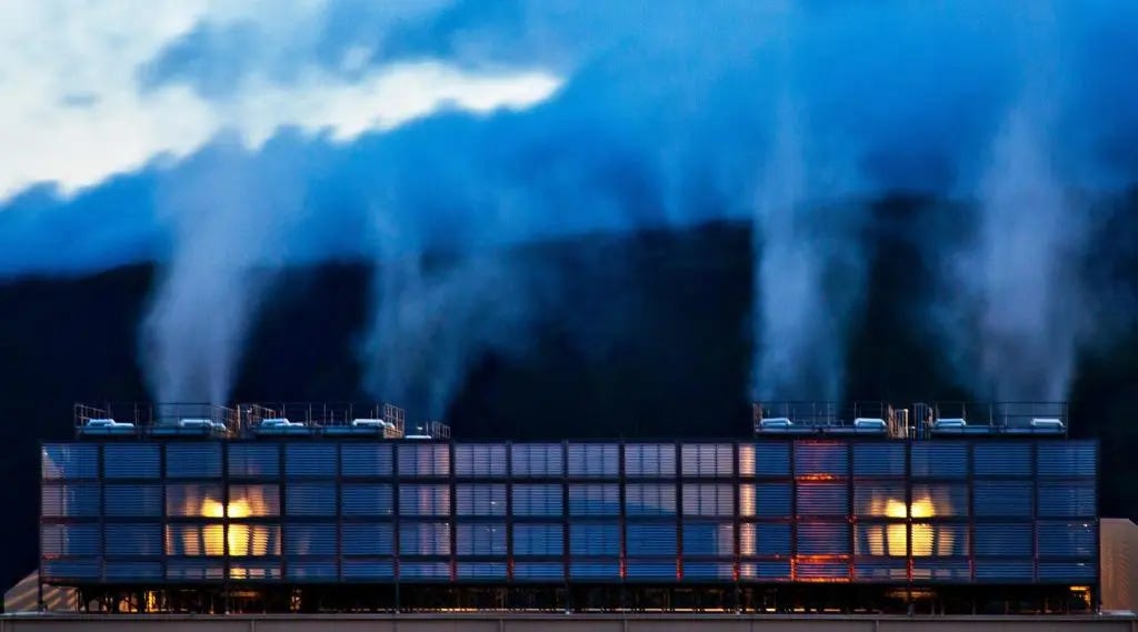 Google Data Center in The Dalles Oregon Releases Steam and Water into the Air