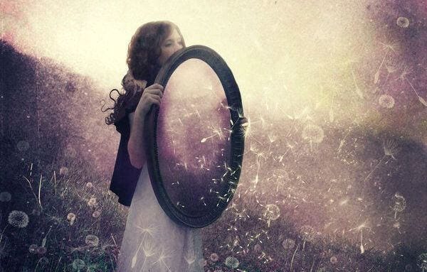 Ley del espejo: lo que ves en los demás es tu reflejo - La Mente es  Maravillosa