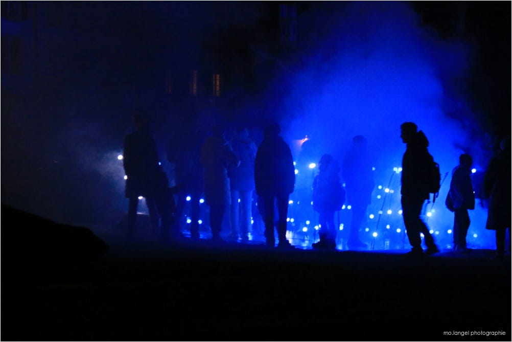 Sous les spotlights