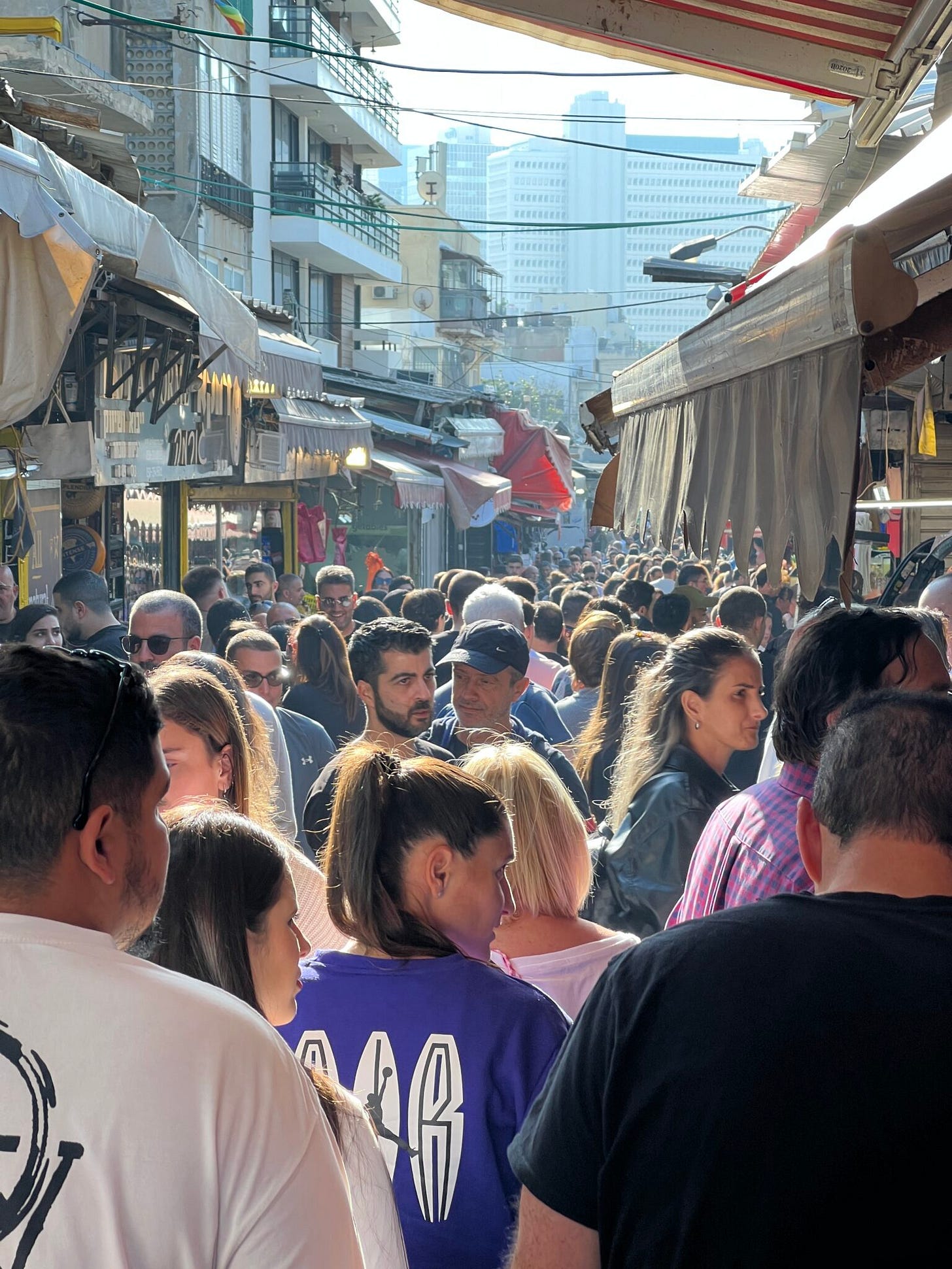Blick über eine Gasse voller Menschen, Carmel Markt Tel Aviv Blick über eine Gasse voller Menschen, Carmel Markt Tel Aviv