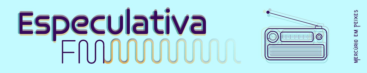 Fundo azul celeste. À esquerda, o título “Especulativa FM” em fonte geométrica com múltiplas sobreposições em roxo, azul e amarelo, sugerindo reverberação sonora. Abaixo da palavra “FM”, uma linha ondulada colorida imita ondas de rádio. À direita, uma ilustração vetorial de rádio antigo com antena estendida. Na lateral direita lê-se “Mercúrio em Peixes” em texto vertical.