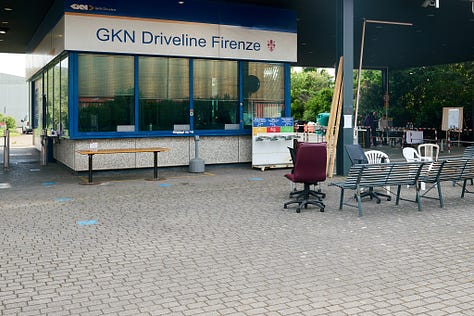 Serie di fotografie scattate nella fabbrica occupata della GKN di VCampi Bisenzio e nei dintorni che mostrano striscioni politici, paesaggi periferici e i partecipanti alla deriva sul territorio