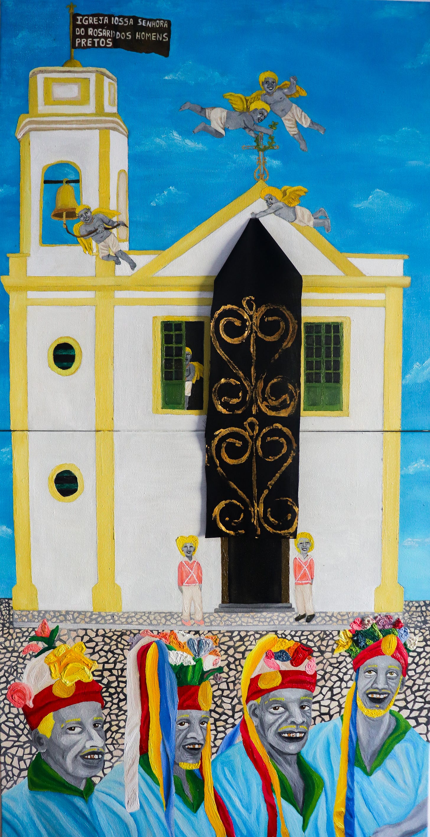 Pintura de uma igreja. No topo da torre, uma bandeira preta com os dizeres na cor branca escrito "Igreja Nossa Senhora do Rosário dos Homens Pretos". Na parte inferior da tela, encontram-se quatro homens negros. Pintura de uma igreja. No topo da torre, uma bandeira preta com os dizeres na cor branca escrito "Igreja Nossa Senhora do Rosário dos Homens Pretos". Na parte inferior da tela, encontram-se quatro homens negros.