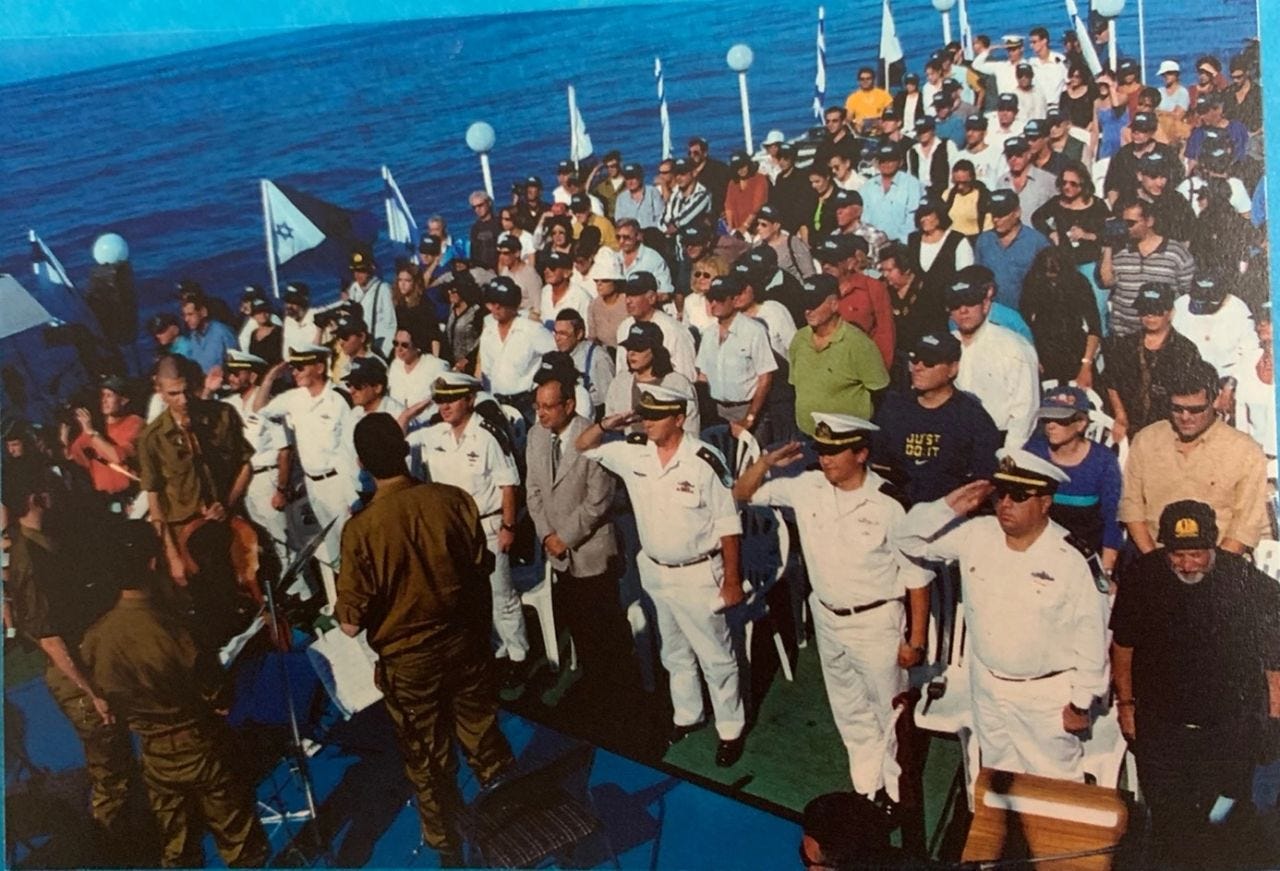 Cérémonie en mer sur les lieux de la découverte du navire en 1999. Cérémonie en mer sur les lieux de la découverte du navire en 1999.