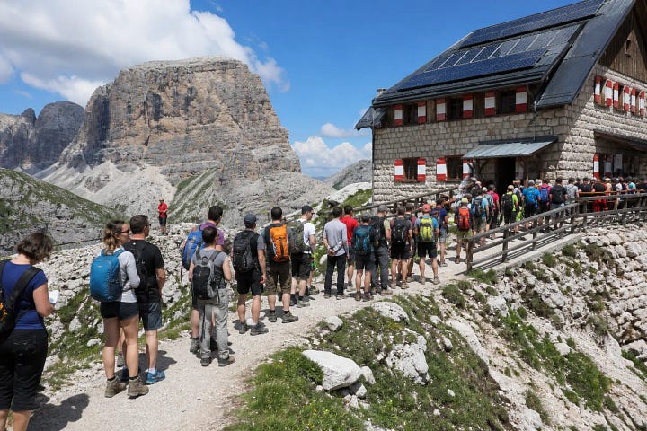 La fila davanti al rifugio Friedrich August e i contesi krapfen