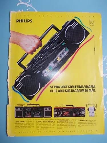 Imagem de anúncio de revista dos apaelhos da série Phillips Sound Machine, com aparelhos de som portáteis) Imagem de anúncio de revista dos apaelhos da série Phillips Sound Machine, com aparelhos de som portáteis)