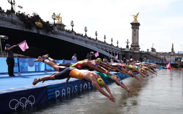 Atleta é internada após nadar no Sena, e Bélgica desiste do triatlo misto  em Paris