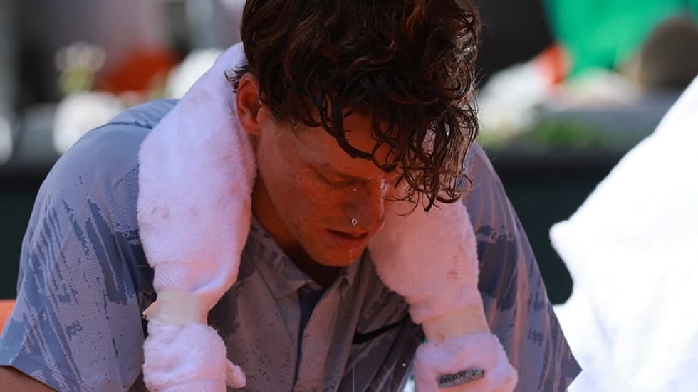Janik Sinner en sueur, sur le banc, lors de l'édition 2026 de Roland Garros, photo Reuters