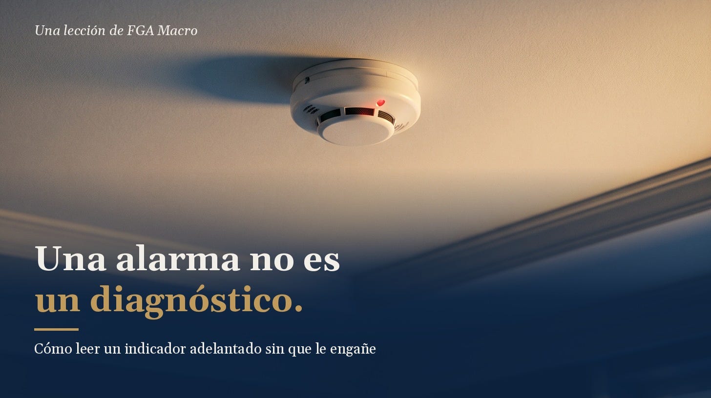 Una alarma de humo con la luz roja encendida en un salón en calma
