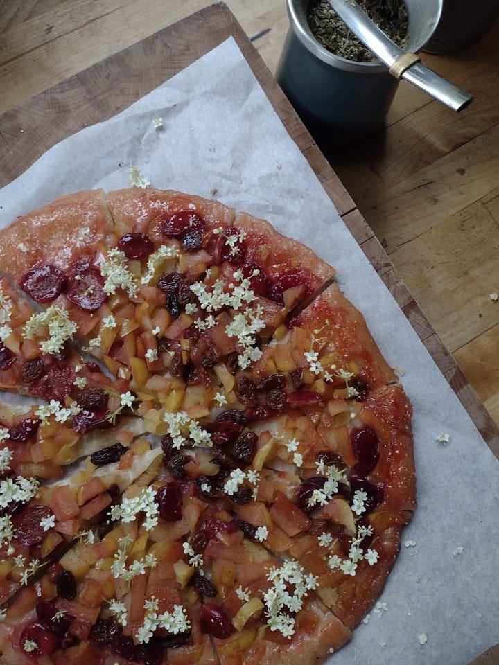 Tarta de cerezas y sauco - flores comestibles en la cocina