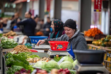 Această selecție urmărește legumele de sezon și felul în care piața devine, la început de aprilie, una dintre cele mai vii imagini ale primăverii urbane. Tarabele pline de verdețuri, salată, ridichi și ceapă verde vorbesc despre prospețime, despre ritmul sezonului și despre apropierea unei perioade în care aceste gusturi simple revin firesc pe mesele oamenilor.
