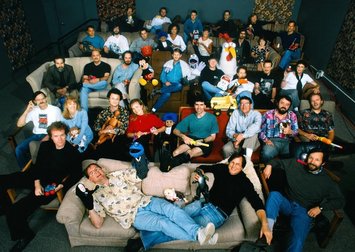A group of people sitting on couches

Description automatically generated