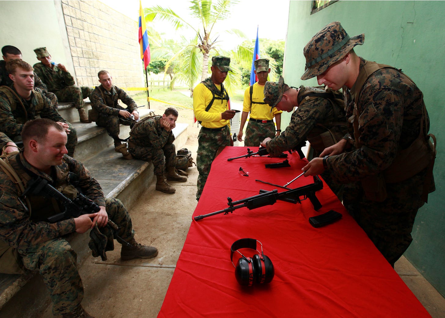 File:US Marines are fieldstripping an IMI Galil 1.jpg - Wikimedia Commons