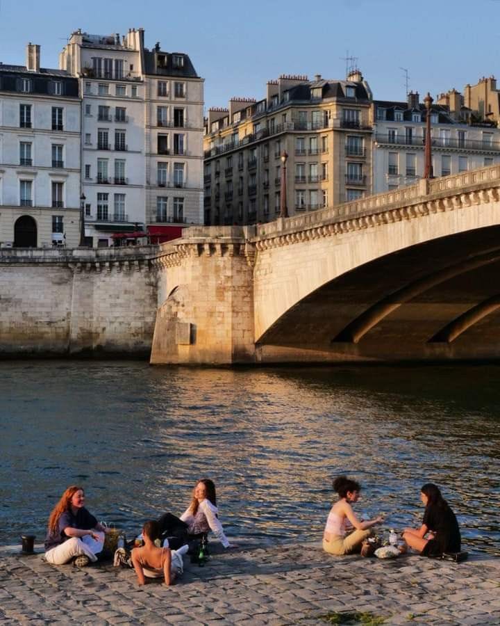 Phần này chứa: Pont de La Tournelle. 
Le bâtiment concave sur la droite est représentatif d'Ille St. Louis