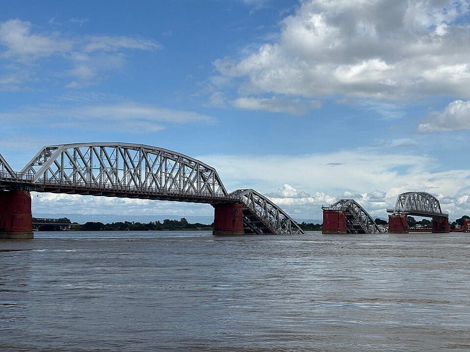 https://upload.wikimedia.org/wikipedia/commons/thumb/4/46/Collapsed_Ava_Bridge_%282%29.jpg/960px-Collapsed_Ava_Bridge_%282%29.jpg
