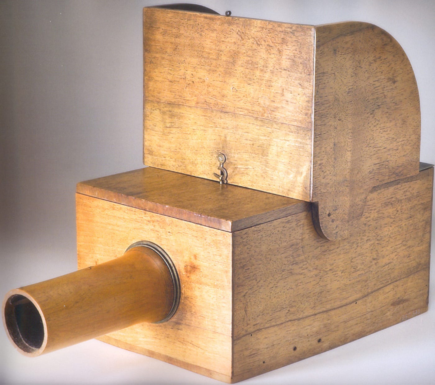 Câmara Escura (Camera Obscura). História da Fotografia | by Patrícia Jones | Medium Câmara Escura (Camera Obscura). História da Fotografia | by Patrícia Jones | Medium