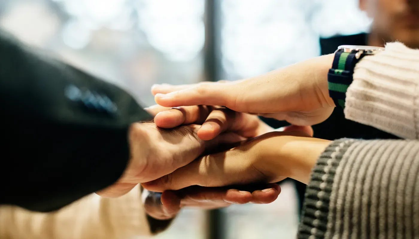 Personas uniendo las manos. Personas uniendo las manos.