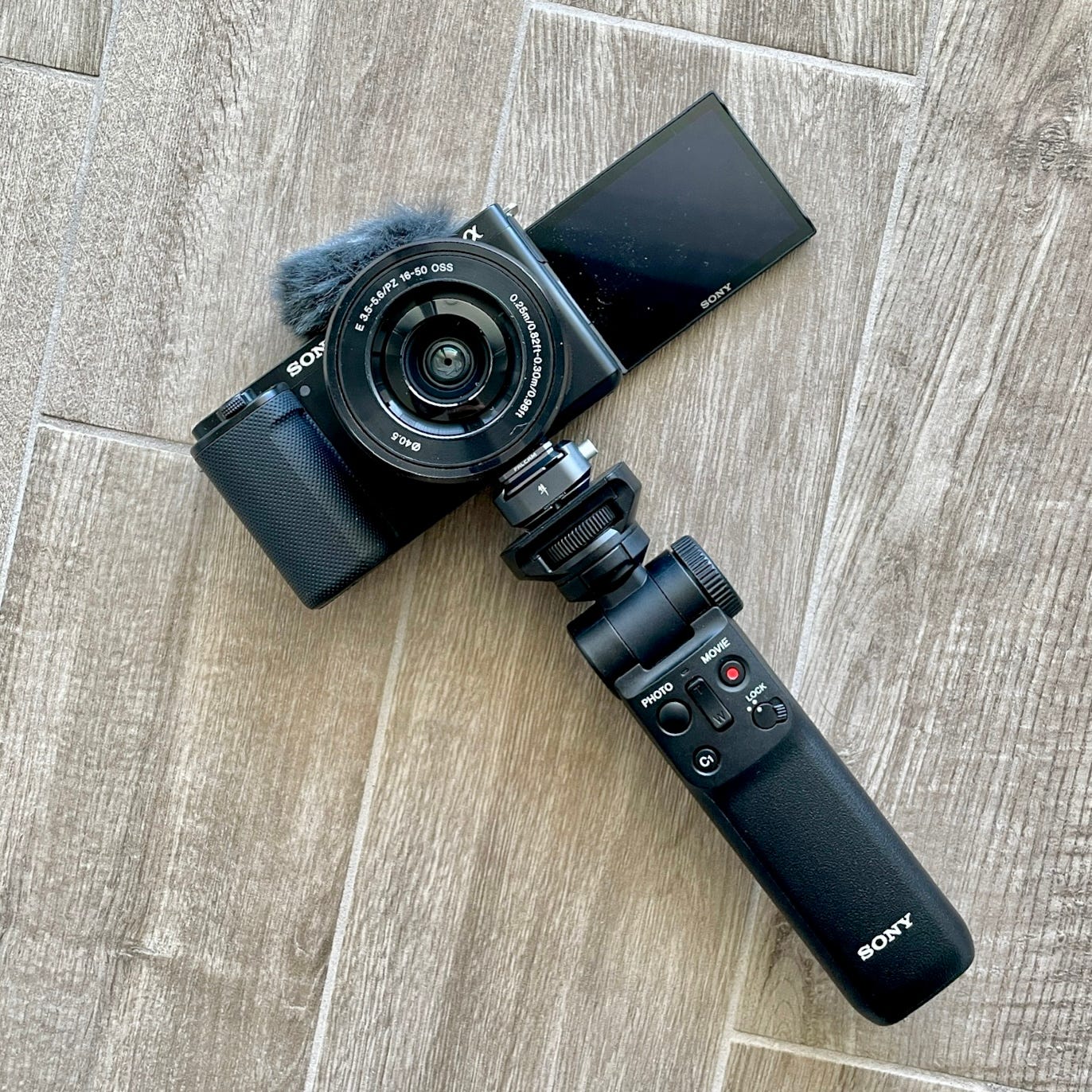 Il mio setup da VLog: Sony ZV-E10 con impugnatura Sony GP-VPT2BT Il mio setup da VLog: Sony ZV-E10 con impugnatura Sony GP-VPT2BT