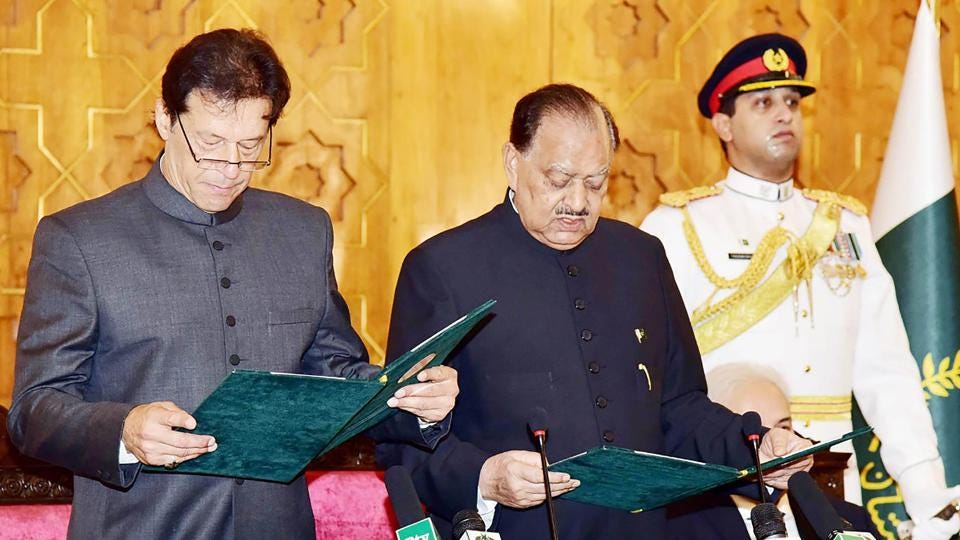 Imran Khan takes oath as Pakistan PM, Sidhu explains why he hugged army chief | World News - Hindustan Times Imran Khan takes oath as Pakistan PM, Sidhu explains why he hugged army chief | World News - Hindustan Times