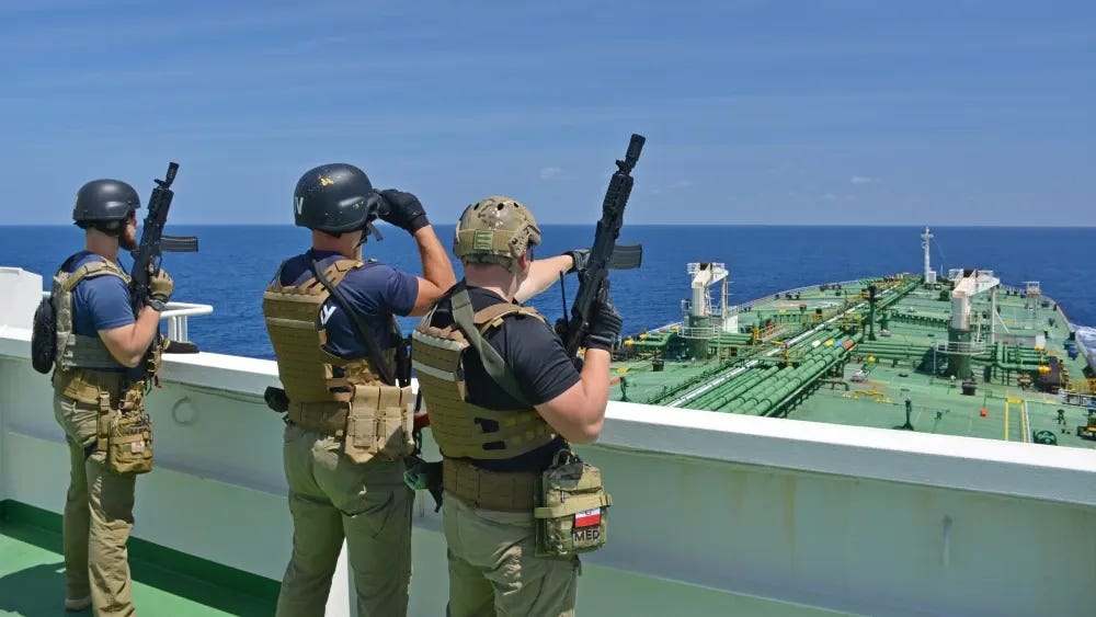 Guardas de segurança a bordo de um navio no Golfo de Áden. Shutterstock