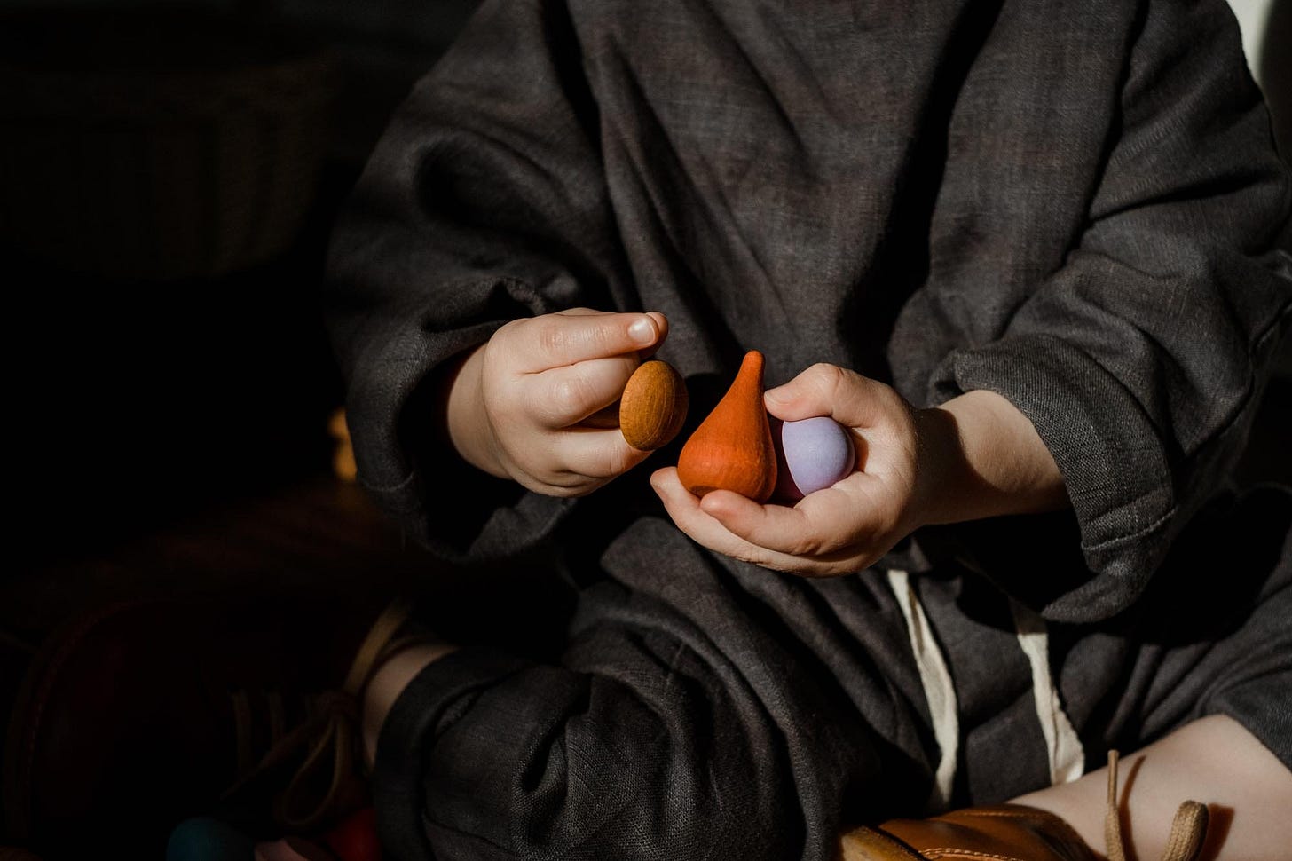 Stop being the entertainer: build play habits that let your child succeed on her own Stop being the entertainer: build play habits that let your child succeed on her own