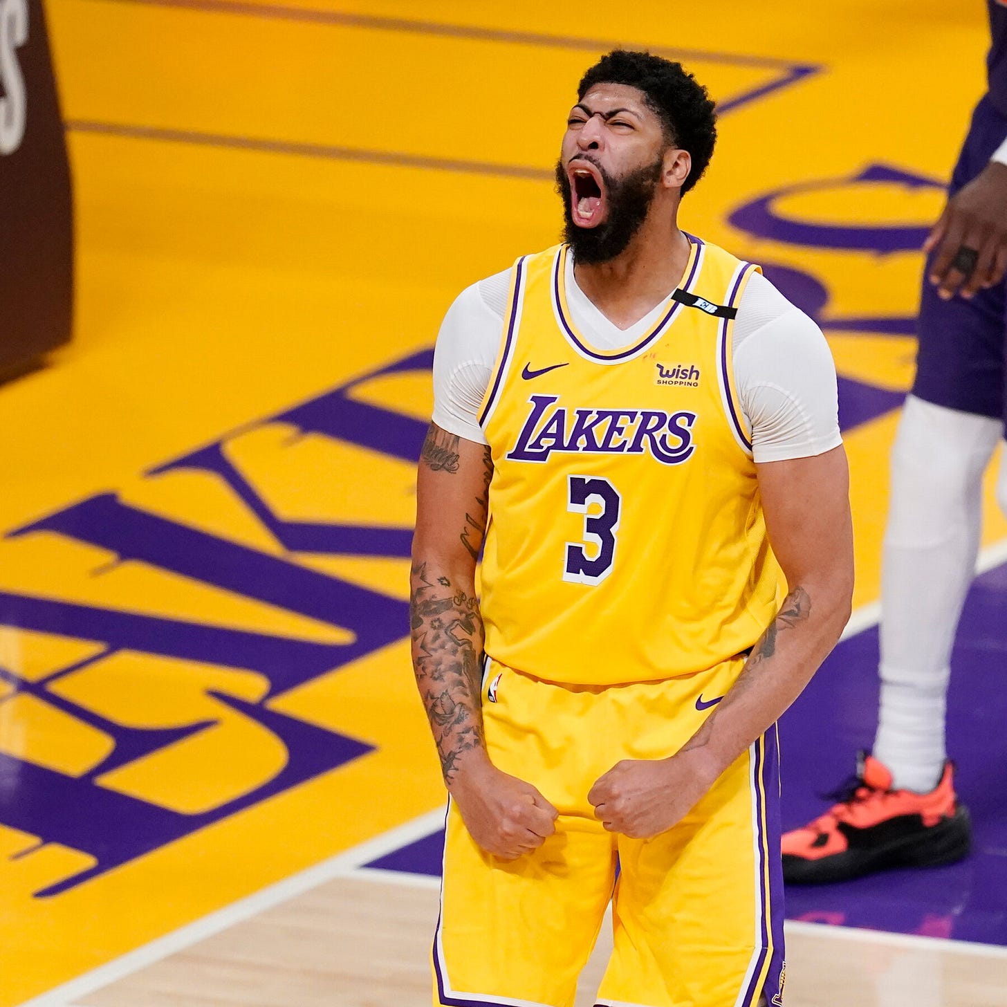 N.B.A. Playoffs: Anthony Davis Leads Lakers Past the Suns - The New York  Times