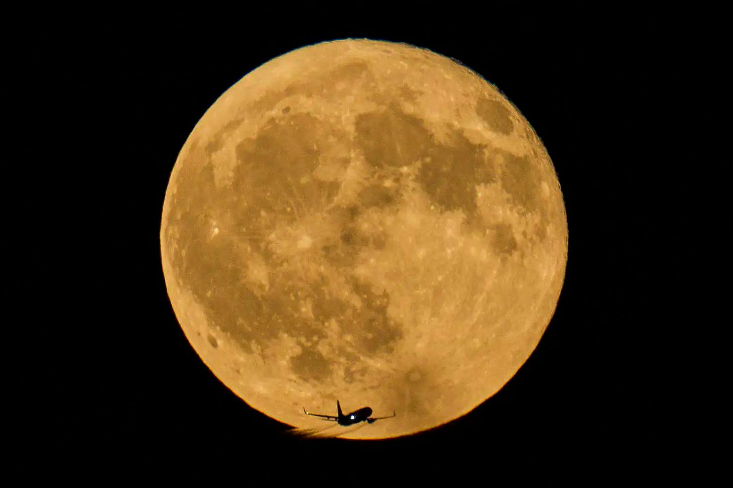 Fotografía de la luna de esturión a 40 km de Madrid, AP / Cordon Press