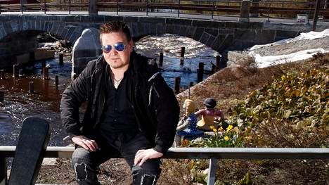 Teemu Ruokoski oli tunnettu porilainen muusikko. Hän oli säveltänyt muun muassa Porin Ässien kannatuslaulun Isomäen legenda.