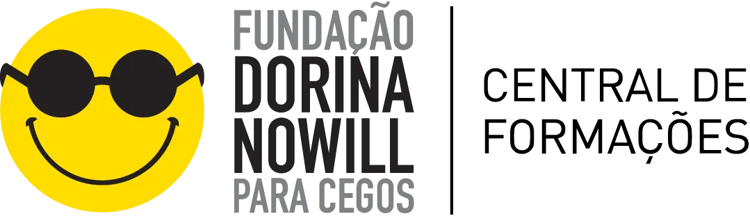 #descrevemospravocê  Logotipo da Fundação Dorina Nowill para Cegos – Central de Formações. À esquerda, há um círculo amarelo com o desenho de um rosto sorridente, formado por um traço curvo preto representando o sorriso e dois óculos escuros arredondados. Ao lado, em letras maiúsculas cinza e preto, está o nome “Fundação Dorina Nowill para Cegos”. Uma linha vertical separa essa parte do texto “Central de Formações” escrito em preto à direita. O fundo é branco.