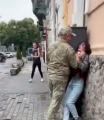 Поліція розслідує застосування сили до жінки працівником Львівського ТЦК