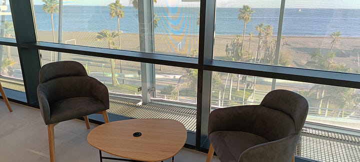 Biblioteca "Zona Adultos y Coworking" a partir de la planta 3 en adelante.