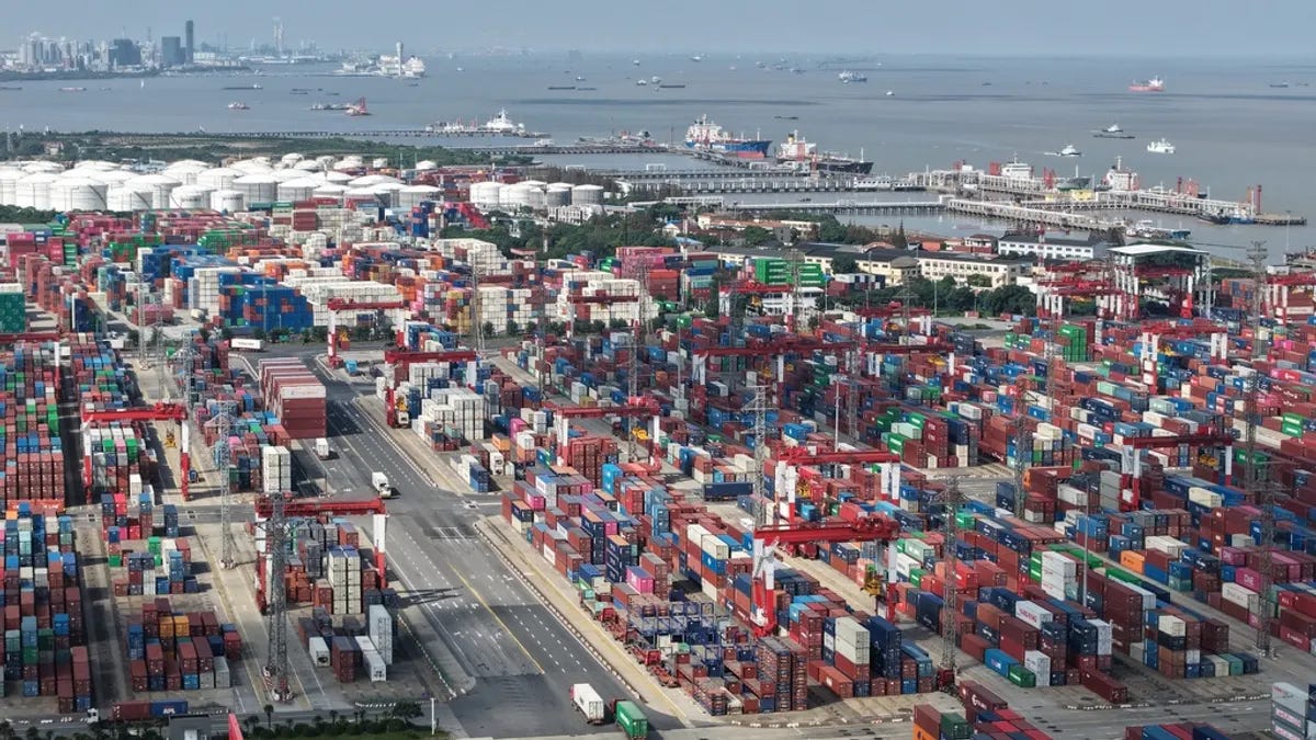 中國降低經濟成長率的目標被認為「務實」但也帶來新風險。圖為中國上海貨櫃碼頭的鳥瞰圖。 (資料照片,AP) 中國降低經濟成長率的目標被認為「務實」但也帶來新風險。圖為中國上海貨櫃碼頭的鳥瞰圖。 (資料照片,AP)