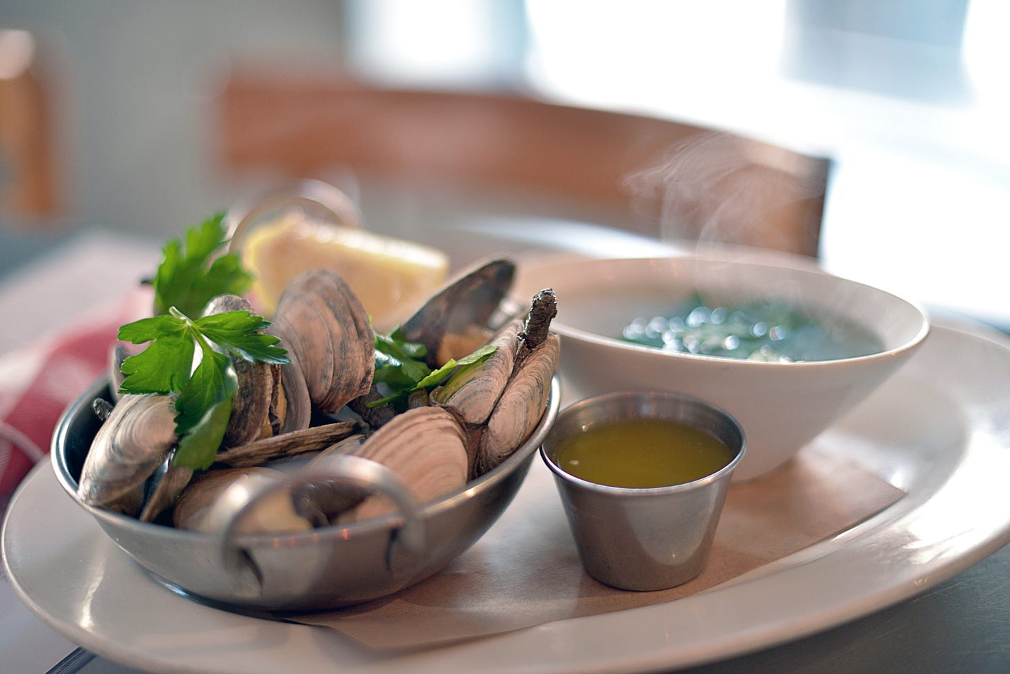 A bowl of steaming clams.