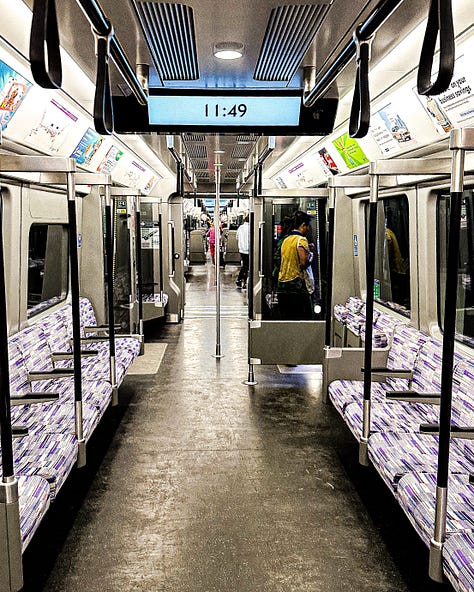 Bilder aus der Londoner U-Bahn. Bild 1 die moderne autonome Bahn der Piccadilly Line, daneben zwei Bilder aus der alten Northern Line Bahn
