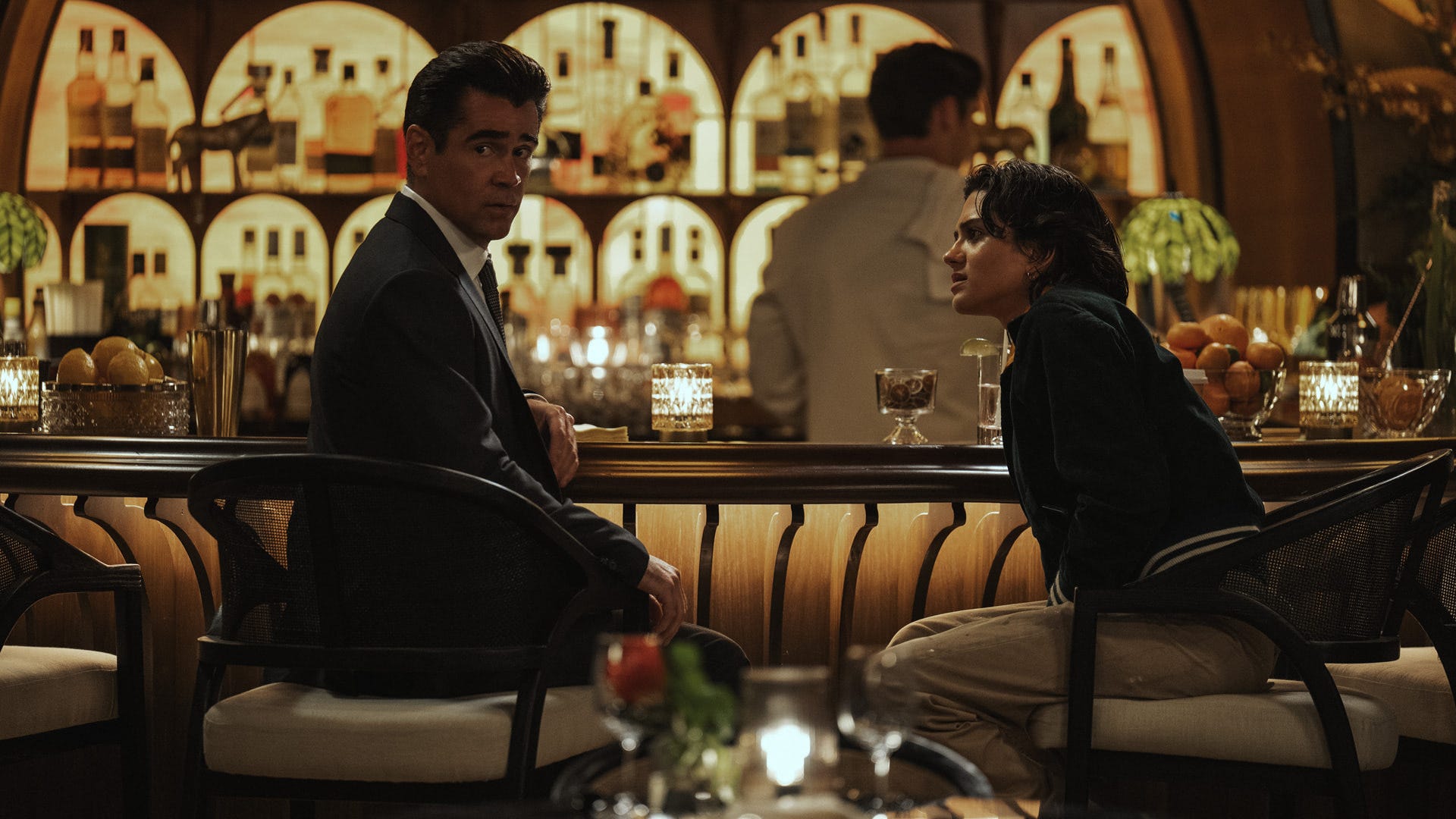 Colin Farrell y Sasha Calle en otra escena de Sugar T.2. APPLE TV +