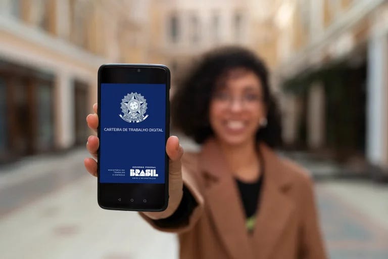 Pessoa segurando a tela de um smartphone exibindo o aplicativo da CTPS Digital