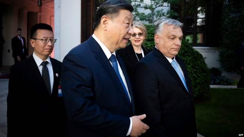 Chinese President Xi Jinping (center) talks with Hungarian Prime Minister Viktor Orban (right) prior to their official talks in Budapest on May 9.